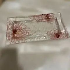 赤い花模様のガラストレイ グラススタジオ