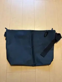 ナイロンメッセンジャーバッグ meltum メルタム ネイビー　美品 サンプル品