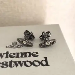 ヴィヴィアンウェストウッド　両耳オーブピアス