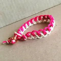 ヘンプブレス・アンクレット マゼンタ×ホワイト×ガラスビーズ内径：約16.5cm