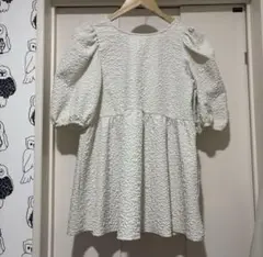 しまむら　ペプラムトップス　パフスリーブトップス　エンボス加工