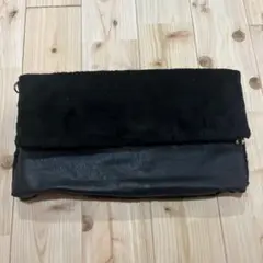 黒いレザークラッチバッグ ファー付き