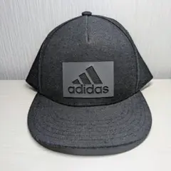 adidas ロゴプレート付きキャップ 黒