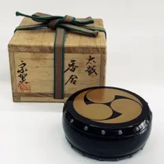 新井宗賀 香合「太鼓」 香合 太鼓】新井宗賀 （銀縁鯉蒔絵香合）