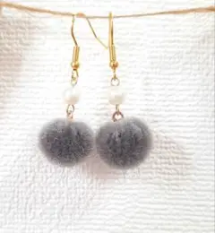 ぽんぽんファーボールの秋ピアス　グレー