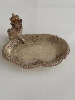 猫のフィギュア付きシルバーのトレイ