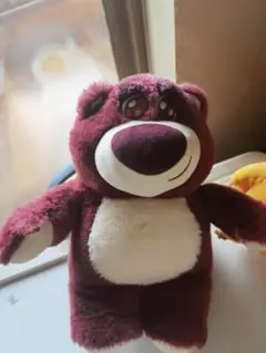 赤紫色のクマのぬいぐるみ