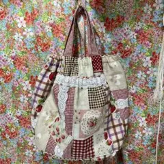 いちご柄パッチワーク❣️手作りバック 便利な前ポケット付き╰(*´︶`*)╯♡❣️