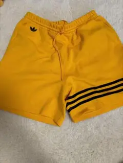 adidas イエロー 半ズボン