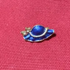 青色帽子デザインブローチ