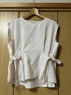 【新品】ウエストリボン付きベスト　薄いベージュ