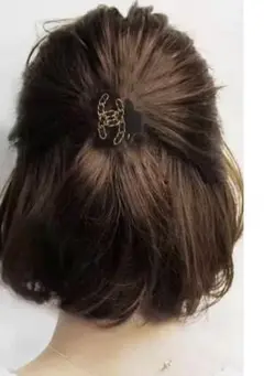 新品☆ロゴ付きヘアクリップ　1点