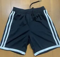 adidas 黒 ストライプ ハーフパンツ 140