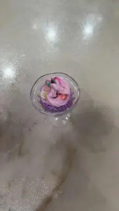 紫色の樹脂製デザートカップ