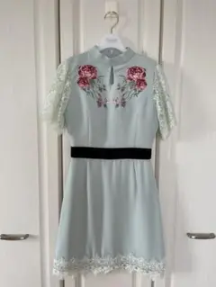 スタンドカラーローズ刺繍ワンピース