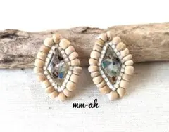 Shell Flakホワイトwood刺繍ピアス