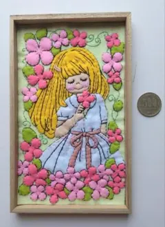 フェルト飾り　お花を持った女の子