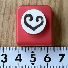 赤いハート模様のクラフトパンチ