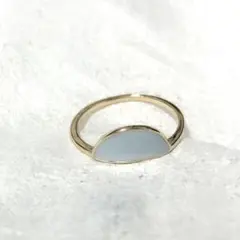 淡い手元のクリームブルーリング
