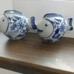 青と白の花柄 魚型置物 2個セット