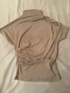 ベージュ ハイネック Tシャツ
