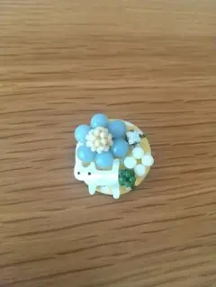 猫と花のデザインブローチ