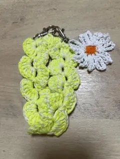 ネオンイエロー 花モチーフ付き スマホストラップ