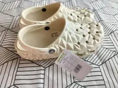 新品タグ付き CROCS ジオメトリック ベージュ サンダル