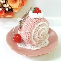 ハンドメイドスイーツがま口　苺のロールケーキ（ピンク）ストラップ付き♡ ポーチ