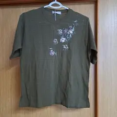 オリーブグリーン 半袖Tシャツ 花柄刺繍