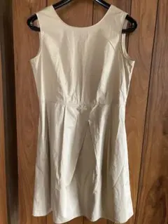 ベージュ ノースリーブワンピースVネック　Ｍ