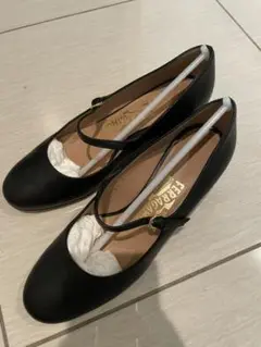 フェラガモ ストラップパンプス