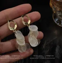 【ホワイトシェルピアス】ロング 揺れる カジュアル オシャレ ファッション 韓国