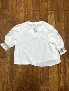 新品　刺繍ブラウス