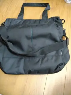 ナイロン製ブラックショルダーバッグ