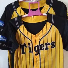 Tigers ユニフォーム 黒と黄色のストライプ 2枚。
