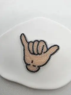 ビーズ刺繍 サーフハンドサイン 手　ブローチ