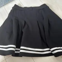 黒のプリーツスカート 白いストライプ付き