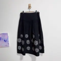 ロングフレアスカート　黒　花柄　刺繍　ファッションメッセージ 個性的