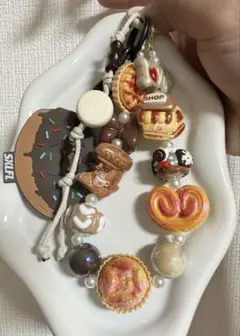 パンのストラップキーホルダー、ドーナツチャーム付き
