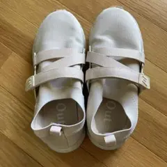 ベージュ スリッポン スニーカー ストラップ付き