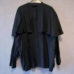 【新品タグ付き】odds.on.complex 黒ブラウス ケープ風襟