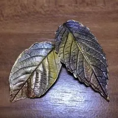 葉っぱブローチ 2個 ハンドメイドアクセサリー