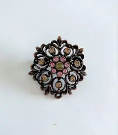 花モチーフの透かし彫りブローチ