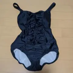 シャルレ　スタイルアップのウエストギャザー黒ワンピース水着　M