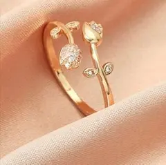 新品❣️チューリップリング　指輪　フラワー　ゴールド　サイズ調節可能【匿名配送】