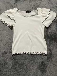 フリル付きホワイトTシャツ