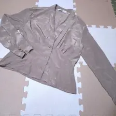 ベージュ 長袖シャツ　オフィスカジュアル　きれいめ　スーツ