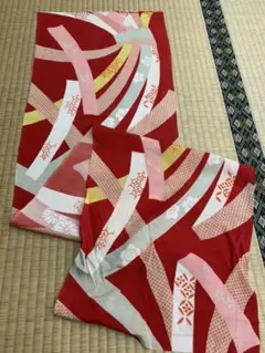 はぎれ　古布　着物　絹　赤にリボン風柄　45