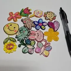プラ板カラフルお絵かき穴開き済み
